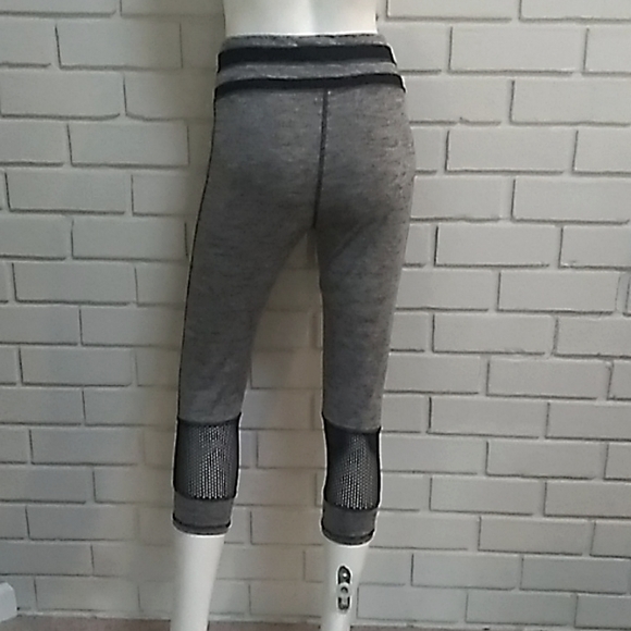 Daisy Fuentes Net Detail Workout Capri Pants. Size Medium NWOT - Picture 4 of 7